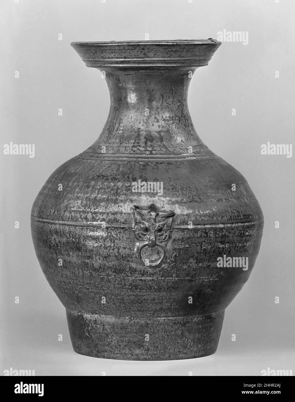 Récipient à vin (hu) 1st–2nd Century China.Récipient à vin (hu).Chine.1st–2nd siècle.Faïence avec glaçure vert plomb.Dynastie des Han de l'est (25–220).Céramique Banque D'Images