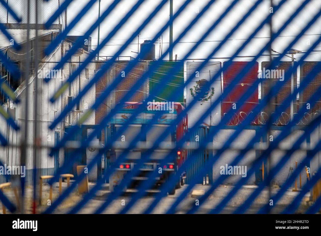 Puebla, Mexique.21st janvier 2022.Un camion conduit dans la prison où un bébé mort a été trouvé dans un conteneur à ordures.Après la découverte, 21 employés de la prison ont été arrêtés.(À dpa 'bébé cadavre à la poubelle de la prison mexicaine - 21 arrestations') Credit: Juan Carlos Sánchez Díaz/dpa/Alay Live News Banque D'Images