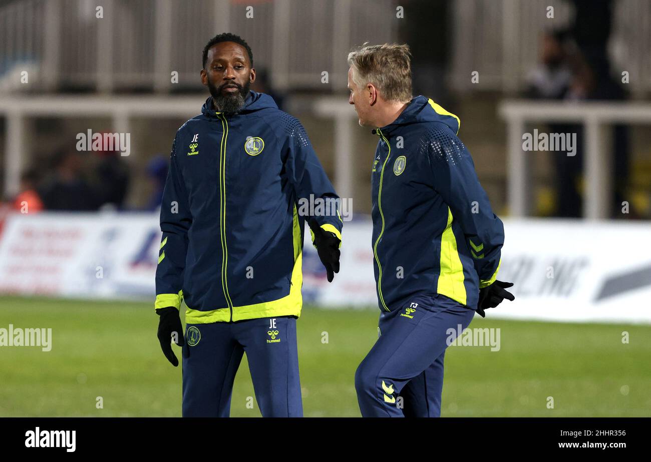 Jason Euell, assistant de Charlton Athletic, (à gauche) et Terry Skiverton, entraîneur de première équipe, lors de l'échauffement avant le match de quart de finale du Trophée Papa John's au parc Victoria, à Hartlepool.Date de la photo: Mardi 25th janvier 2022. Banque D'Images