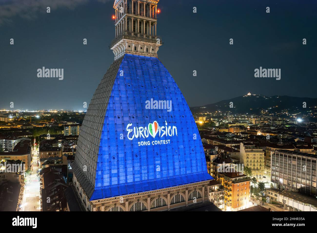 Le logo du Concours Eurovision de la chanson est projeté sur le Mole Antonelliana.L'édition 66th aura lieu à Turin en mai 2022.Turin, Italie - janvier 2022 Banque D'Images