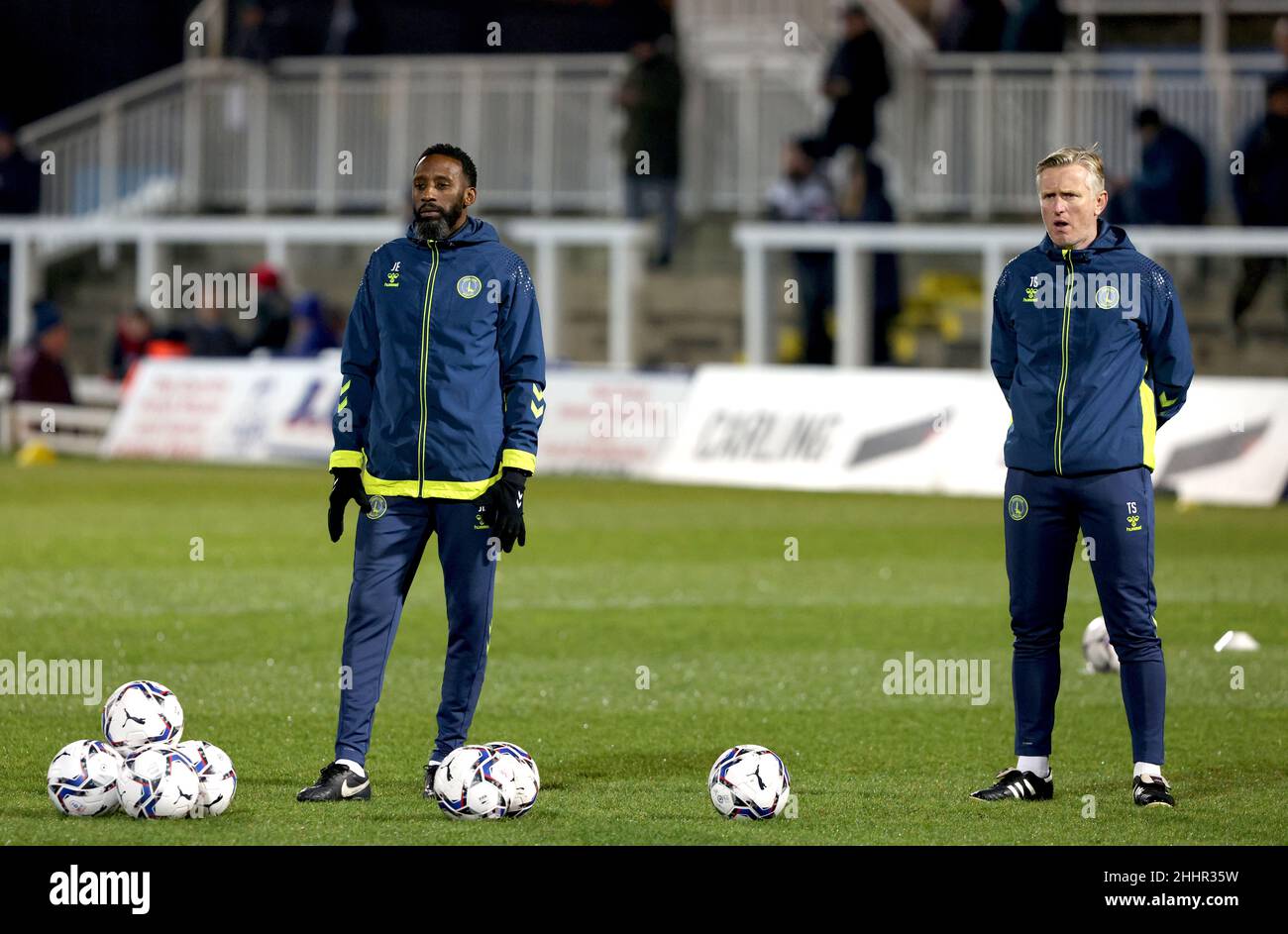 Jason Euell, assistant de Charlton Athletic, (à gauche) et Terry Skiverton, entraîneur de première équipe, lors de l'échauffement avant le match de quart de finale du Trophée Papa John's au parc Victoria, à Hartlepool.Date de la photo: Mardi 25th janvier 2022. Banque D'Images