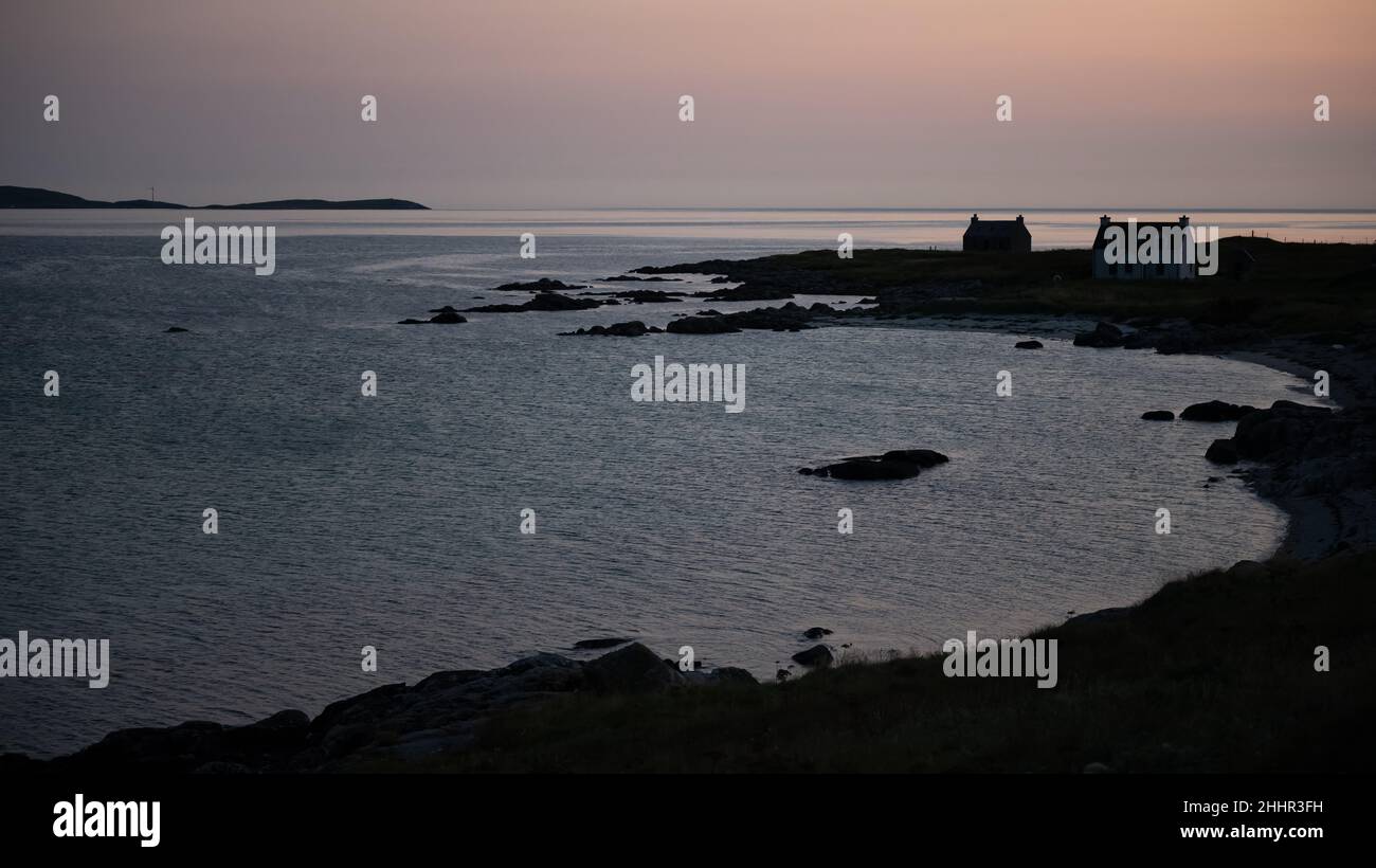 Vue vers des cottages dans le village de Ludag près de la chaussée d'Eriskay, Ludag Banque D'Images