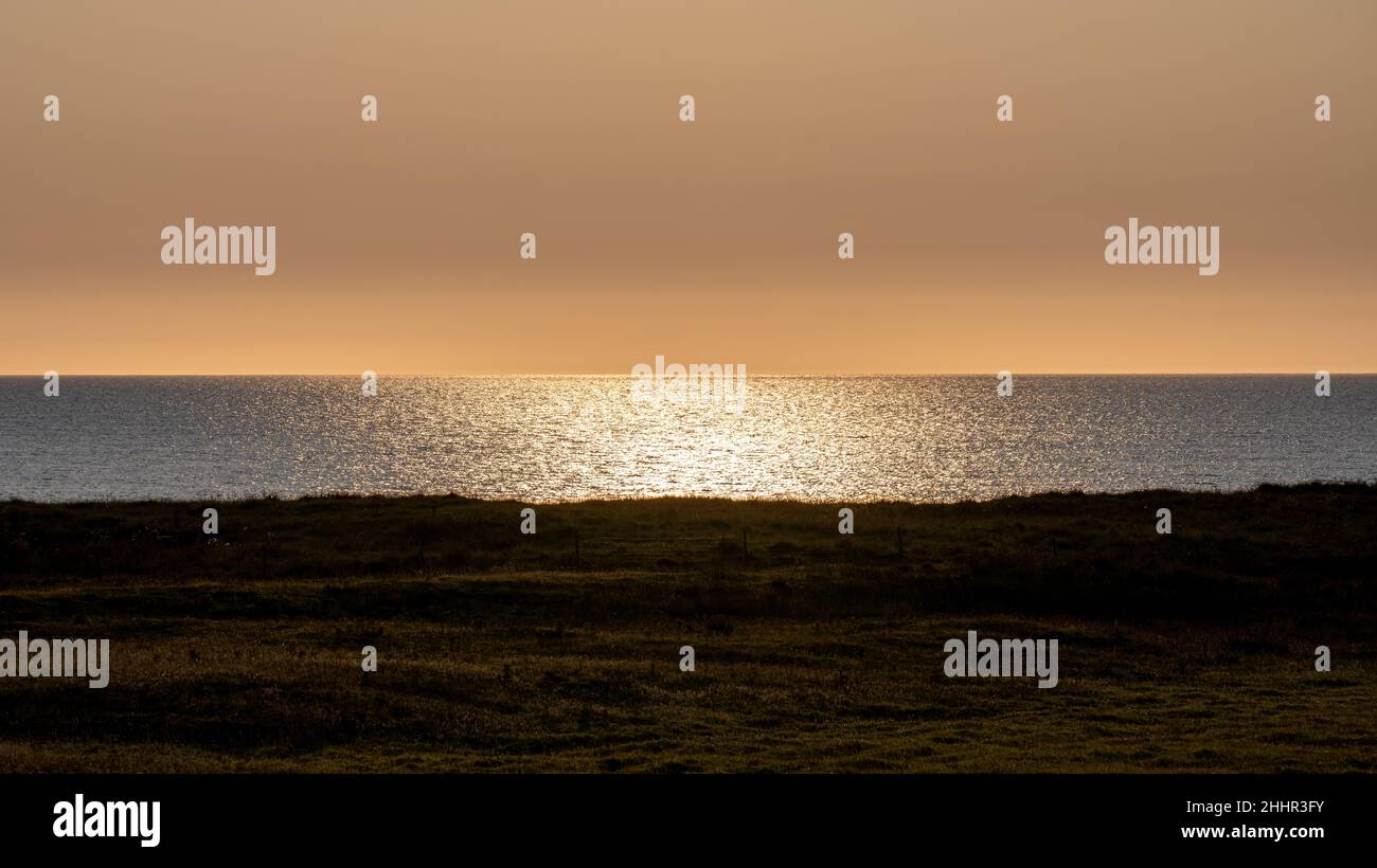 Coucher de soleil au-dessus de la plage de Frovost avec vue sur la mer des Hébrides, Kildonan Banque D'Images