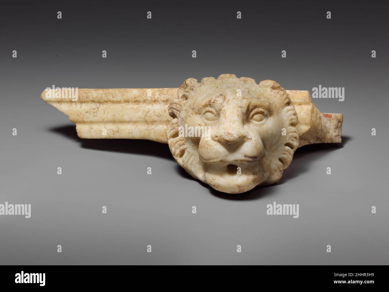 Fragment de marbre d'une fontaine à la tête du lion 1st–2nd Century A.D. la fontaine romaine se fragmente à la tête du lion.Fragment de marbre d'une fontaine à tête de lion 251530 romain, fragment de marbre d'une fontaine à tête de lion, 1st?2nd Century A.D., marbre, H. 3 7/16 po.(8,7 cm)L. 10 5/8 po(27 cm)W. 5 1/4 po.Metropolitan Museum of Art, New York.Fletcher Fund, 1924 (24.97.102) Banque D'Images