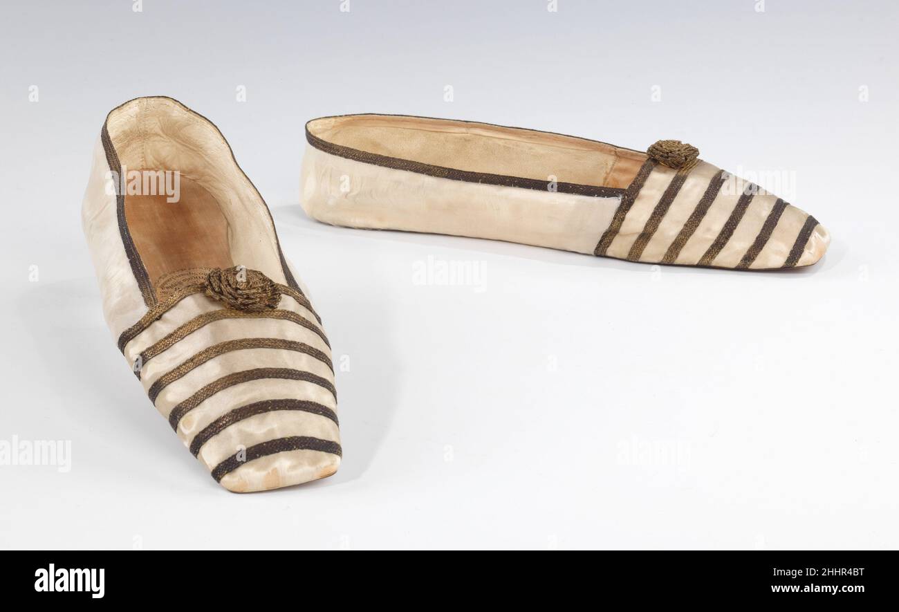 Chaussons du soir 1840–49 Gundry & Sons British le fianlage de célébrités n'est pas un phénomène nouveau de la mode.Les commerçants et les fabricants ont toujours été soucieux de promouvoir leurs produits par leurs liens avec l'élite sociale.Un petit atelier pourrait survivre par le favoritisme local et le bouche-à-oreille références, mais l'augmentation du volume et la distribution plus large des produits générés par la révolution industrielle ont nécessité le développement de la publicité imprimée.Les chaussures sont un exemple particulièrement bon de ce phénomène, car elles étaient l'un des premiers articles de vêtements à porter des étiquettes.Dans cette paire de chaussons, le Banque D'Images