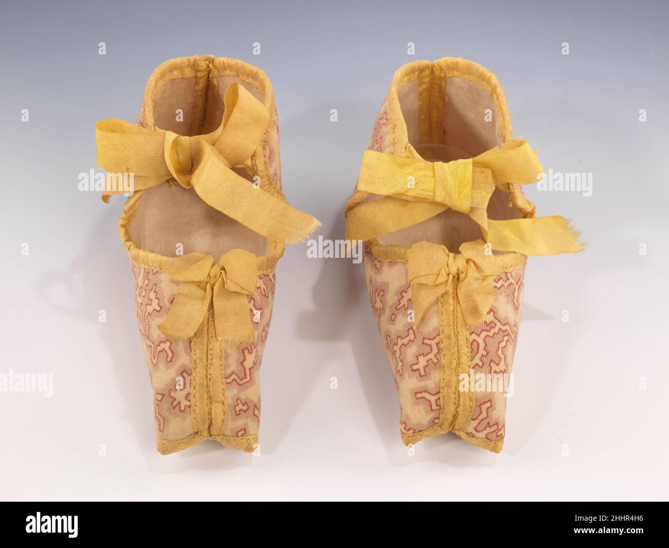 Chausson 1840–50 américain atypique de la plupart des chaussures de bébé  survivants, la paire ici est faite d'un imprimé à motifs en coton.Le petit  motif géométrique corail est très distinctif du 1840s,