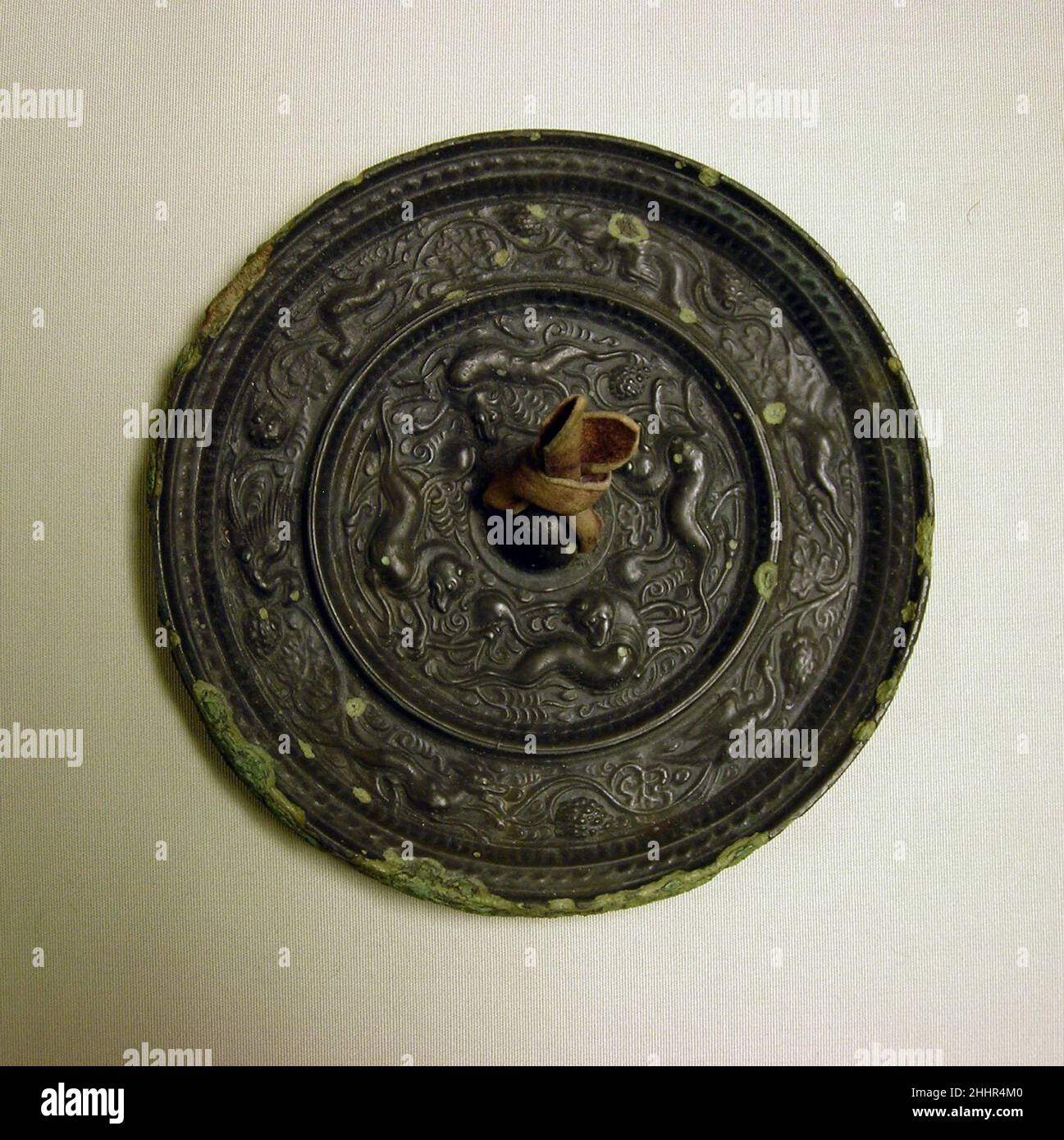 Miroir avec des animaux fantastiques Chine du 7th au 8th siècle.Miroir avec des animaux fantastiques.Chine.7th–8th siècle.Bronze.Dynastie Tang (618–907).Miroirs Banque D'Images