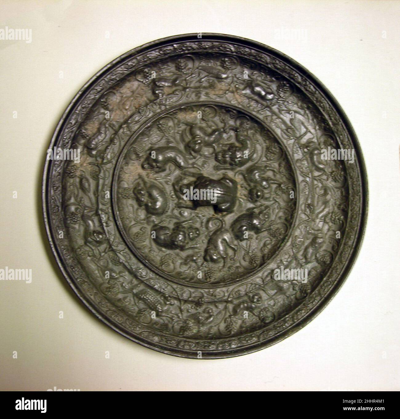 Miroir avec des animaux fantastiques au milieu des vignes 7th siècle de Chine.Miroir avec des animaux fantastiques au milieu des vignes.Chine.7th siècle.Bronze.Dynastie Tang (618–907).Miroirs Banque D'Images