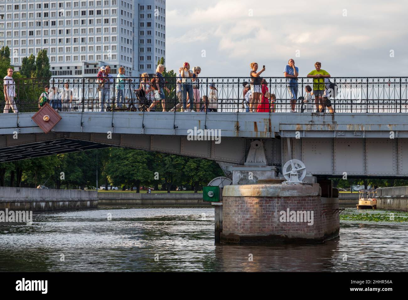 Kaliningrad, Russie - 30 juillet 2021 : les touristes sont sur le pont du miel un jour d'été.Quartier de Kneiphof de Kaliningrad Banque D'Images