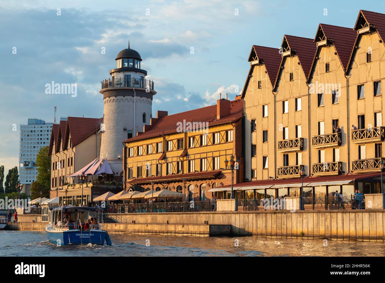 Kaliningrad, Russie - 30 juillet 2021 : village de pêcheurs.Quartier de la ville de Kaliningrad, photo côtière avec tour de phare Banque D'Images