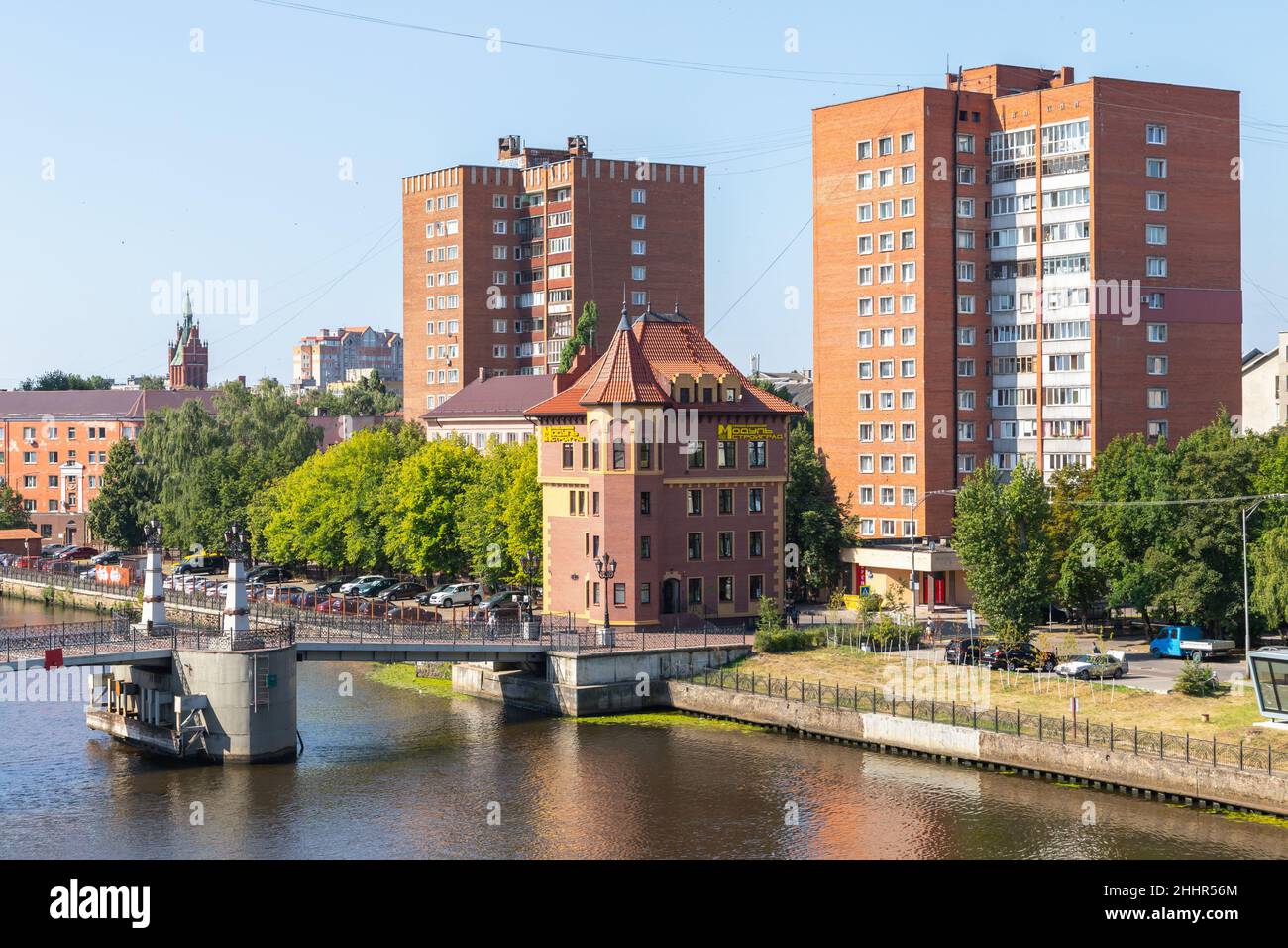 Kaliningrad, Russie - 30 juillet 2021 : vue d'été sur la rue avec le pont Jubilee, un pont-plan piétonnier traversant la rivière Pregolya à Kaliningrad Banque D'Images