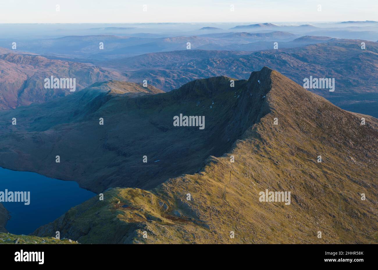 Y Lliwedd zone de randonnée vue de Snowdon Peak sur la veille du Solstice d'hiver Banque D'Images