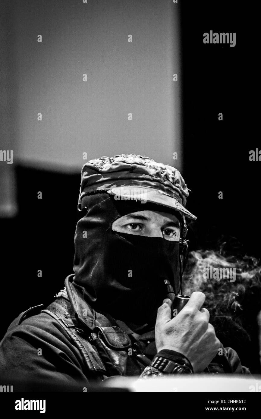 Le sous-comandante Marcos de l'Armée zapatiste de libération nationale EZLN, maintenant appelé délégué zéro dans l'autre campagne qui traverse le territoire mexicain, lors d'une réunion avec la communauté dans l'auditorium Emiliana de Zubeldia pour écouter les demandes des citoyens le 23 octobre 2006 à Hermosillo, Mexique.© (photo de Luis Gutierrez/Norte photo) El Subcomandante Marcos del Ejercito Zapatista de Liberacion Nacional EZLN ahora demoimado Delegado Cero en la otra campagne que enregistrement el territorio mexicano, durante una con la comunidad en el auditorio Emiliana de Zubeldia para escuchar de retrouvailles Banque D'Images