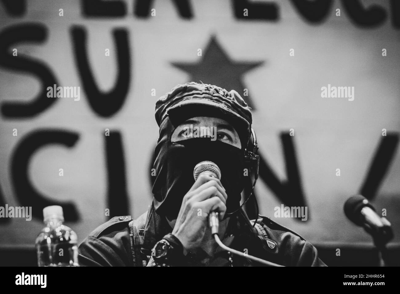 Le sous-comandante Marcos de l'Armée zapatiste de libération nationale EZLN, maintenant appelé délégué zéro dans l'autre campagne qui traverse le territoire mexicain, lors d'une réunion avec la communauté dans l'auditorium Emiliana de Zubeldia pour écouter les demandes des citoyens le 23 octobre 2006 à Hermosillo, Mexique.© (photo de Luis Gutierrez/Norte photo) El Subcomandante Marcos del Ejercito Zapatista de Liberacion Nacional EZLN ahora demoimado Delegado Cero en la otra campagne que enregistrement el territorio mexicano, durante una con la comunidad en el auditorio Emiliana de Zubeldia para escuchar de retrouvailles Banque D'Images