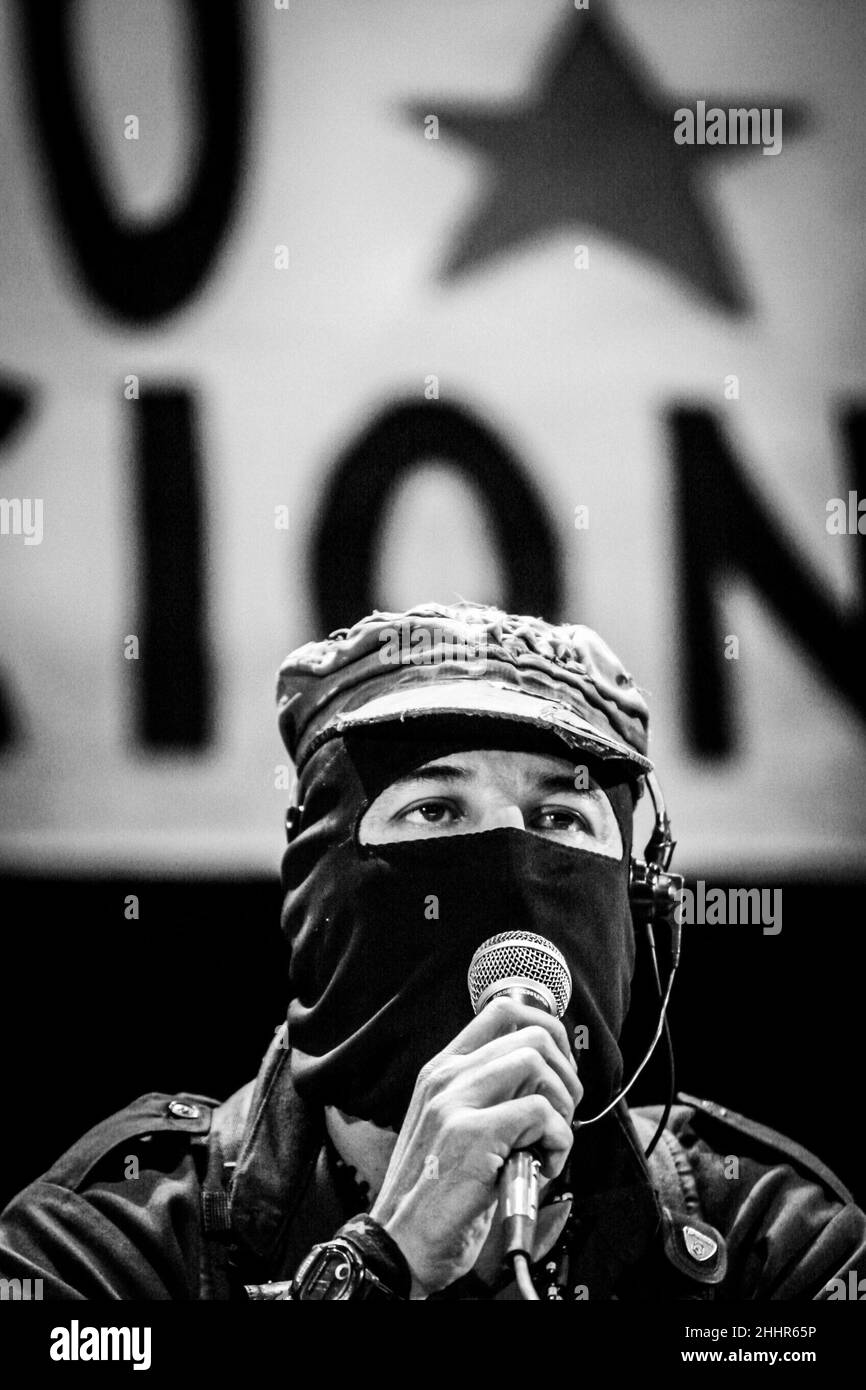 Le sous-comandante Marcos de l'Armée zapatiste de libération nationale EZLN, maintenant appelé délégué zéro dans l'autre campagne qui traverse le territoire mexicain, lors d'une réunion avec la communauté dans l'auditorium Emiliana de Zubeldia pour écouter les demandes des citoyens le 23 octobre 2006 à Hermosillo, Mexique.© (photo de Luis Gutierrez/Norte photo) El Subcomandante Marcos del Ejercito Zapatista de Liberacion Nacional EZLN ahora demoimado Delegado Cero en la otra campagne que enregistrement el territorio mexicano, durante una con la comunidad en el auditorio Emiliana de Zubeldia para escuchar de retrouvailles Banque D'Images