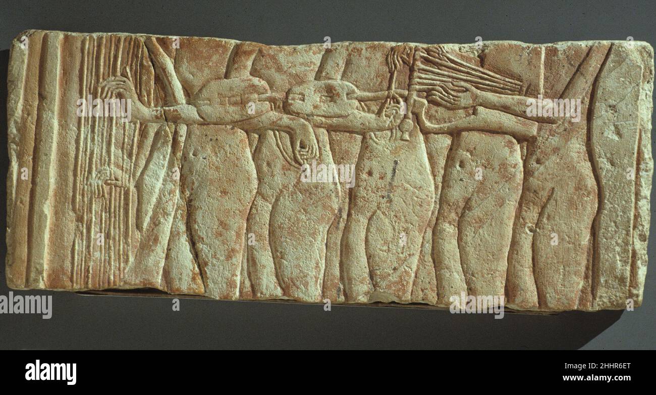 Musiciens féminins ca.1353–1336 C.-B. Nouveau Royaume, période Amarna musiciens féminins qui jouent pendant les festivités ou les loisirs dans le palais.Les positions variées de la main des cinq donnent une illusion de mouvement.La deuxième femme de droite est cachée par la lyre; elle est peut-être une chanteuse, car elle ne semble pas tenir un instrument.Musiciens féminins. CA.1353–1336 C.-B.Calcaire, peinture.Nouveau Royaume, période Amarna.D'Egypte; probablement d'Egypte moyenne, Hermopolis (Ashmunein; Khemenu); probablement originaire d'Amarna (Akhetaten).Dynastie 18 Banque D'Images