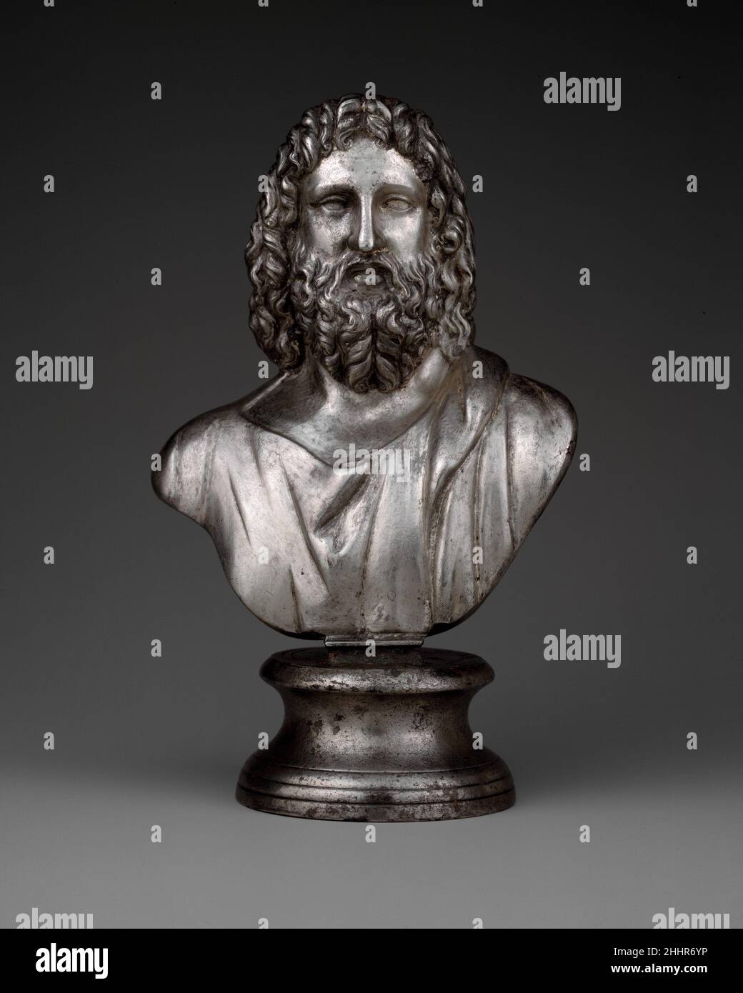 Buste d'argent de Serapis 2nd siècle A.D. romain par le deuxième siècle A.D., Serapis était devenu l'une des déités les plus populaires dans l'Empire romain.Beaucoup d'images de dieu ont pris la forme de bustes portables, adaptés à l'engagement ou à l'adoration privée.Les bustes d'argent de Serapis sont mentionnés dans une inscription trouvée à Rome, mais c'est apparemment le seul exemple existant.Le modius (panier de grain) toujours montré sur la tête de dieu est maintenant absent.Buste en argent de Serapis.Romain.2nd siècle A.D..Argent.Mi-impérial.Or et argent Banque D'Images