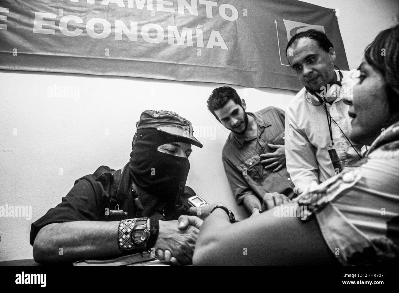 Le sous-comandante Marcos de l'Armée zapatiste de libération nationale EZLN, maintenant appelé délégué zéro dans l'autre campagne, voyage à travers le territoire mexicain, lors d'une réunion avec la communauté académique et étudiante au Département d'économie de l'Université de Sonora UNISON le 23 octobre 2006 à Hermosillo, Mexique...© (photo de Luis Gutierrez/Norte photo)....El Subcomandante Marcos del Ejercito Zapatista de Liberacion Nacional EZLN ahora demoimado Delegado Cero en la otra campagne enregistrement el territorio mexicano, durante una retrouvailles con la comunidad academica y estudiantil en el Deta Banque D'Images