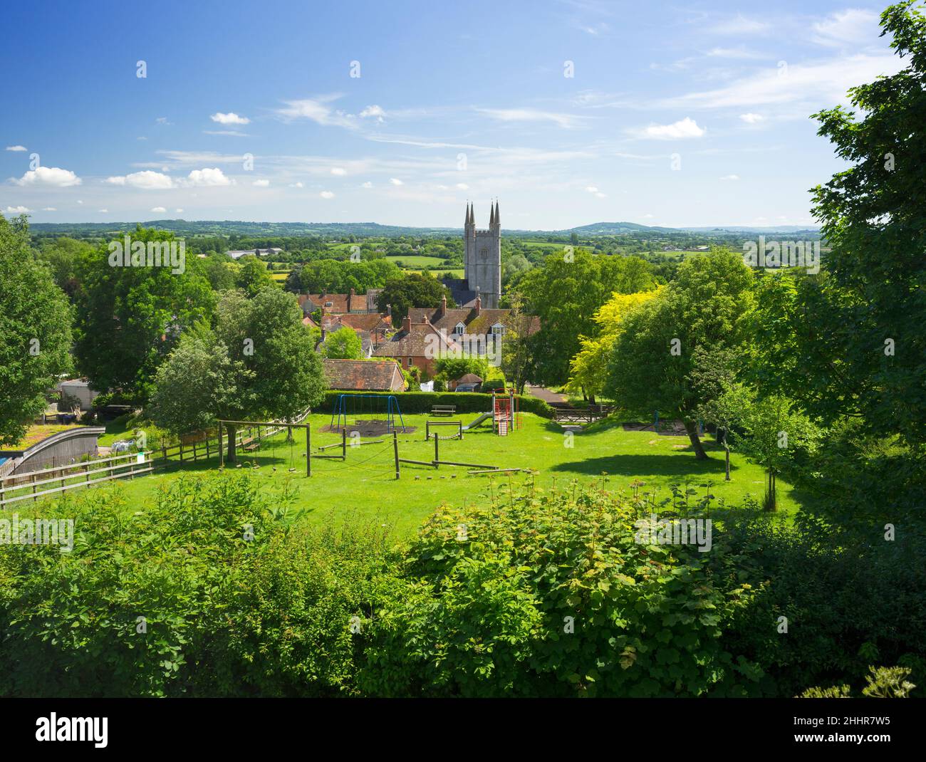 Le village de Mere et la tour de l'église St Michael dans le Wiltshire, vus de Castle Hill en été. Banque D'Images