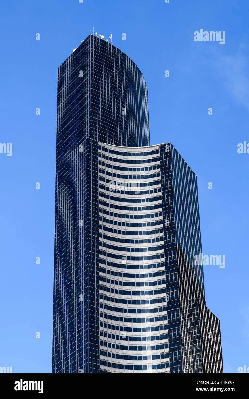 Seattle - 22 janvier 2022 ; la tour du Columbia Centre à Seattle s'élève dans un ciel bleu Banque D'Images