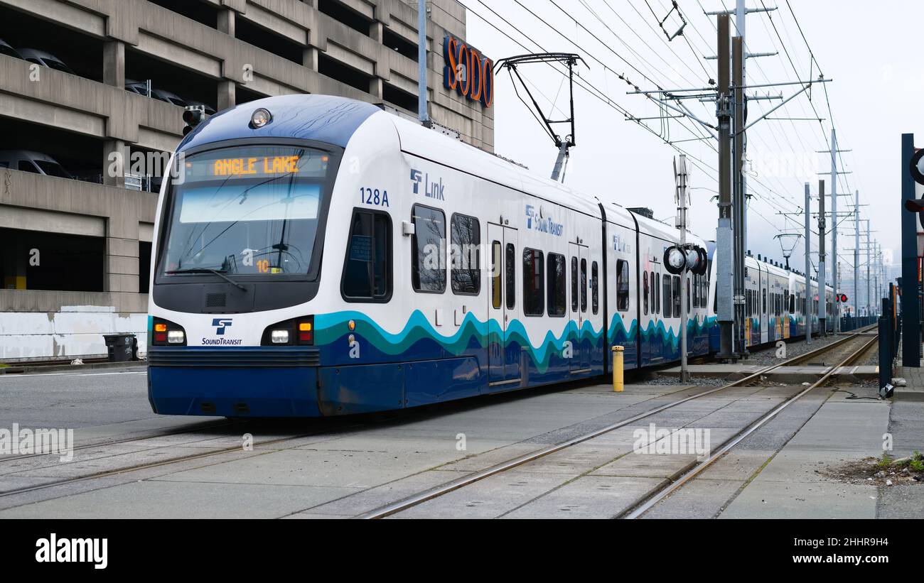 Seattle - 23 janvier 2022; Un train léger Sound Transit Link qui traverse le quartier DE SODO à Seattle Banque D'Images