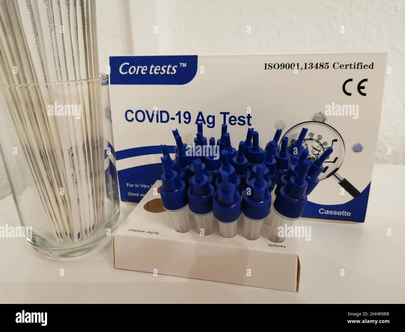 Tests de base Covid-19 AG Test | Corona-Antigen Schnelltest mit zuverlässigem Ergebnis in 15 Minuten und ohne weitere Geräte durchführbar. Banque D'Images