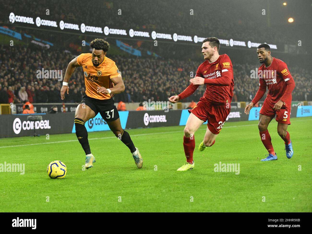 Loups footballeur Adama Traore et Andrew Robertson de Liverpool.Wolverhampton Wanderers / Liverpool au stade Molineux 23/01/2020 Banque D'Images