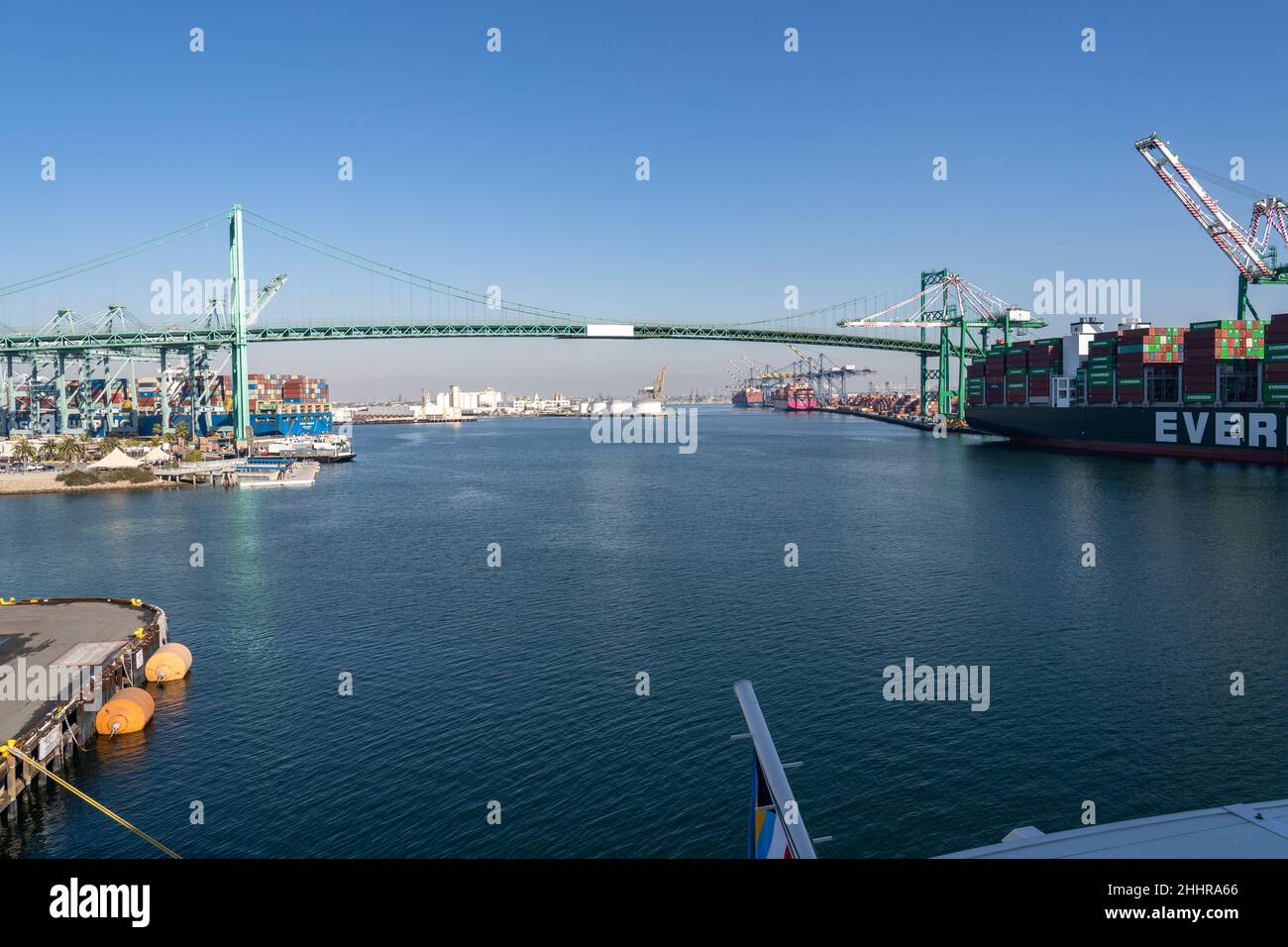 Vue depuis le grand balcon face à l'arrière sur le Bliss norvégien amarré au port de Los Angeles à San Pedro, CA Banque D'Images