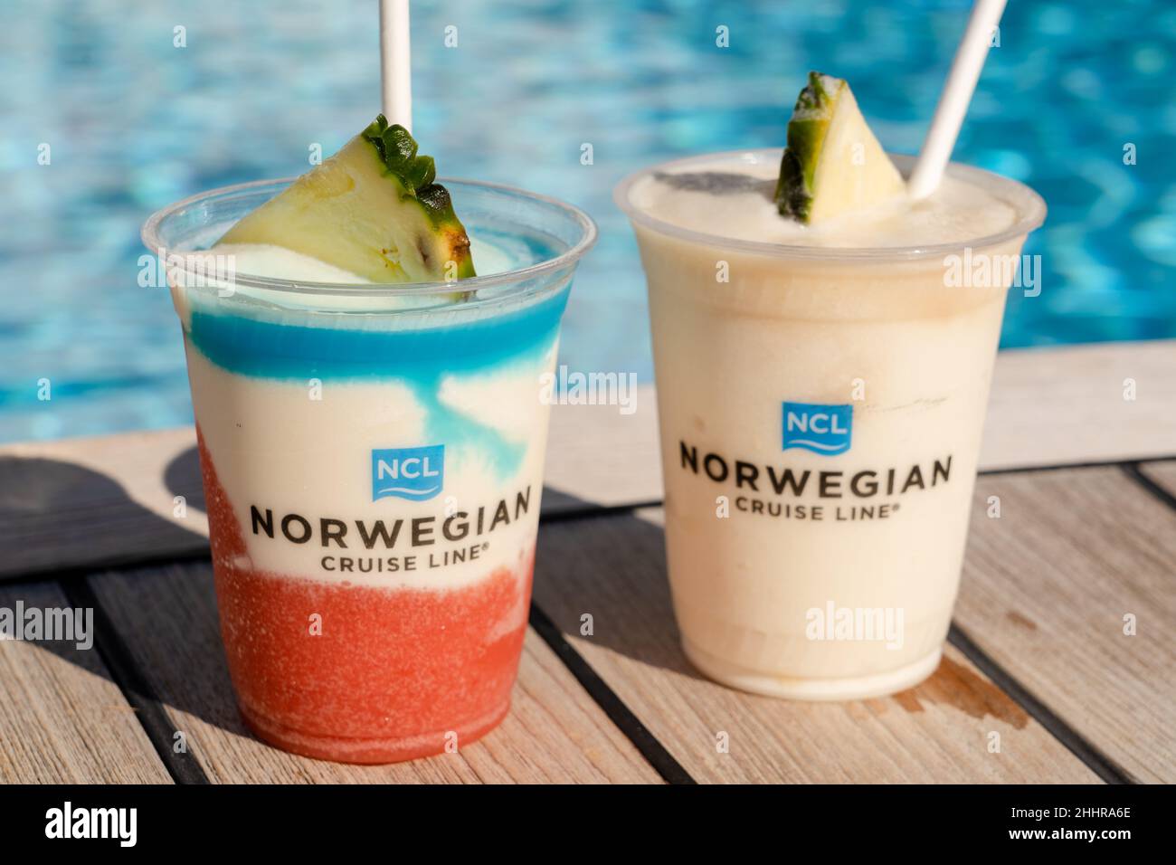 Cocktails glacés au bord de la piscine sur le bateau de croisière Norwegian Bliss Banque D'Images