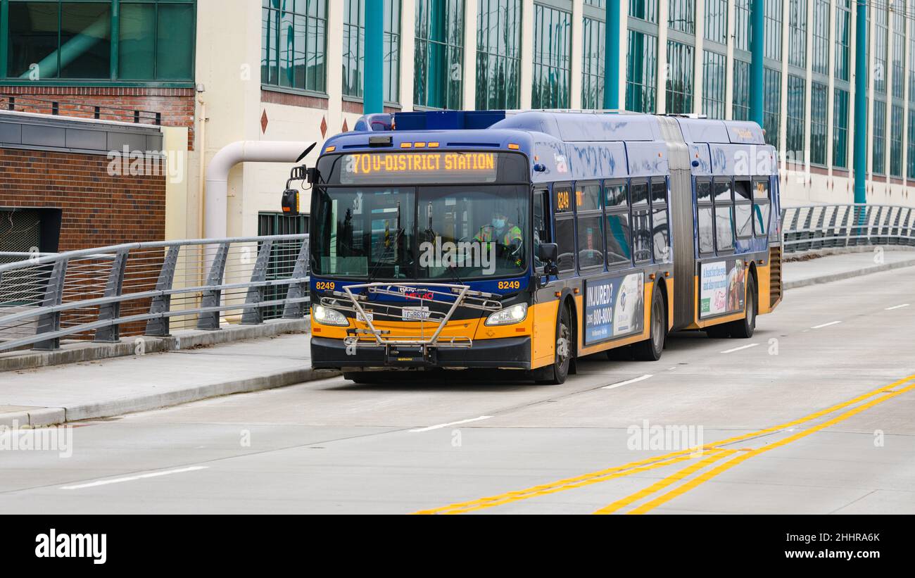 Seattle - 23 janvier 2022 ; autobus articulé du métro de Seattle avec service 70 à la station de quartier U Banque D'Images