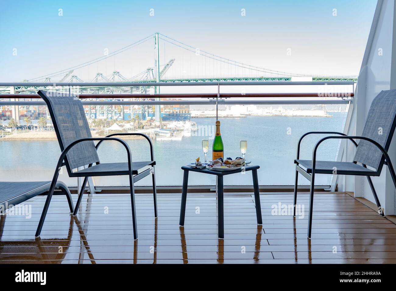 Vue depuis le grand balcon face à l'arrière sur le Bliss norvégien amarré au port de Los Angeles à San Pedro, CA Banque D'Images