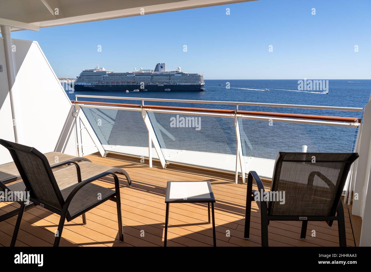 Vue depuis le grand balcon face à l'arrière sur le Bliss norvégien avec vue sur un autre bateau de croisière amarré Banque D'Images