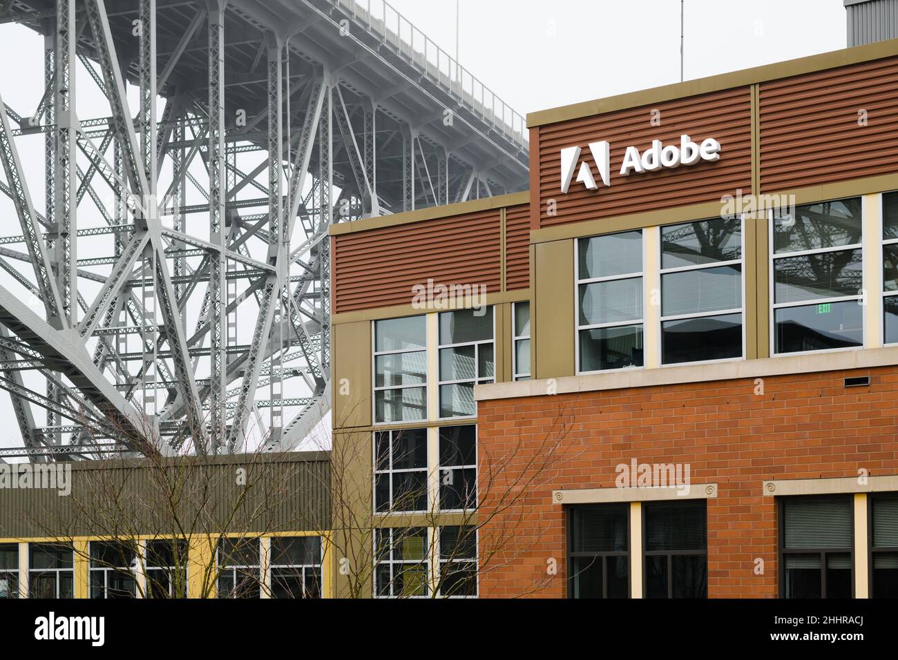 Seattle - 23 janvier 2022; logo et nom de l'entreprise Adobe sur un bâtiment dans le quartier de Freemont de Seattle et le pont de l'avenue Aurora Banque D'Images
