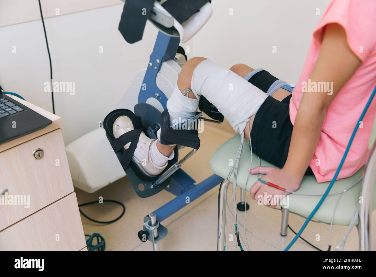 Patient sur des machines à plage de mouvement passive continue.Dispositif permettant un mouvement anatomique correct de la cheville et des articulations.Pied Banque D'Images