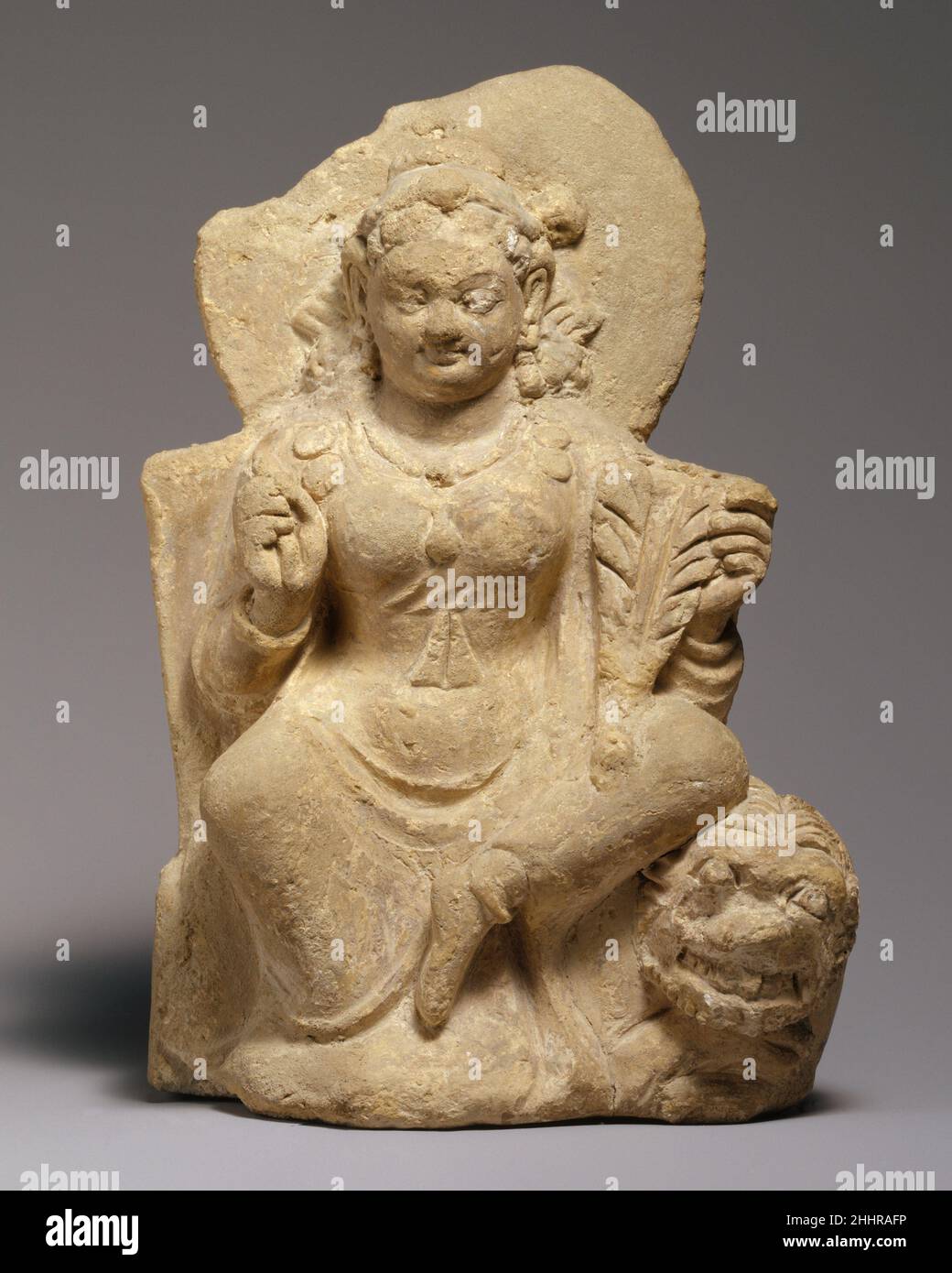 La déesse, peut-être Nana, assise sur un Lion 5th–6th siècle Afghanistan la déesse d'Asie centrale Nana (Ardokhsho) assise sur son mont du lion est probablement la source de cette petite icône de l'Afghanistan bouddhiste.Nana a à son tour des liens étroits avec un certain nombre de déesses d'Asie occidentale, notamment la proche Anahita orientale et la Méditerranée Tyche et Demeter.Ici, la déesse est représentée comme bénigne, tenant un palmette de type cornucopia.L'imagerie de Nana avec un lion semble avoir été transmise principalement par le biais de la monnaie ouest-asiatique.Déesse, peut-être Nana, assise sur un Lion.Afghanistan.5th–6th siècle. Banque D'Images