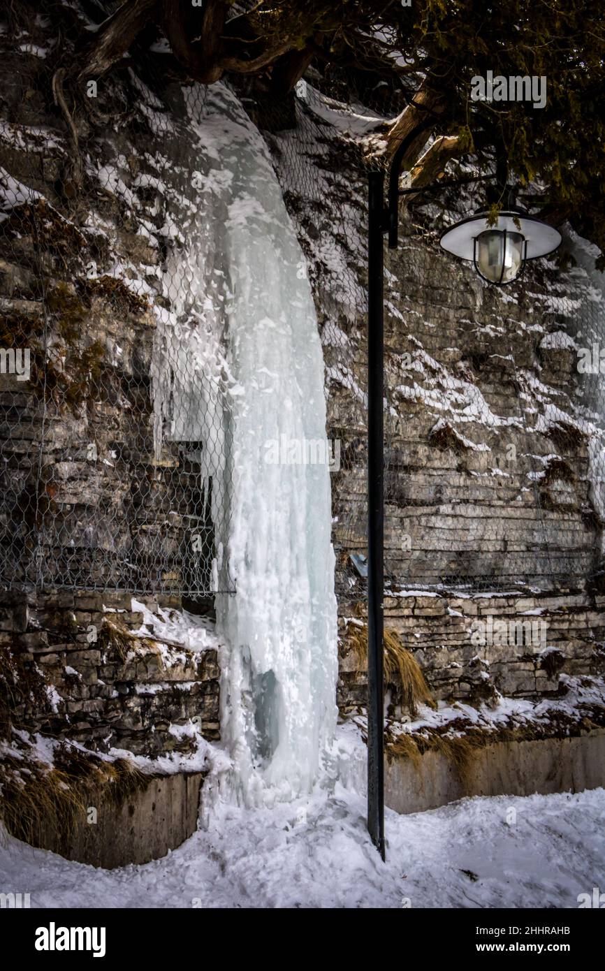 Chute d'eau gelée sur un mur de briques Banque D'Images