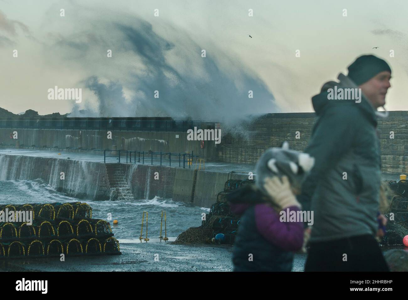 Des vagues se sont écrachées au-dessus des murs du port de Dunbar tandis que la côte est de l'Écosse est sous un avertissement rouge pour les vents violents de la tempête nommée Arwen.Crédit: Euan Cherry Banque D'Images