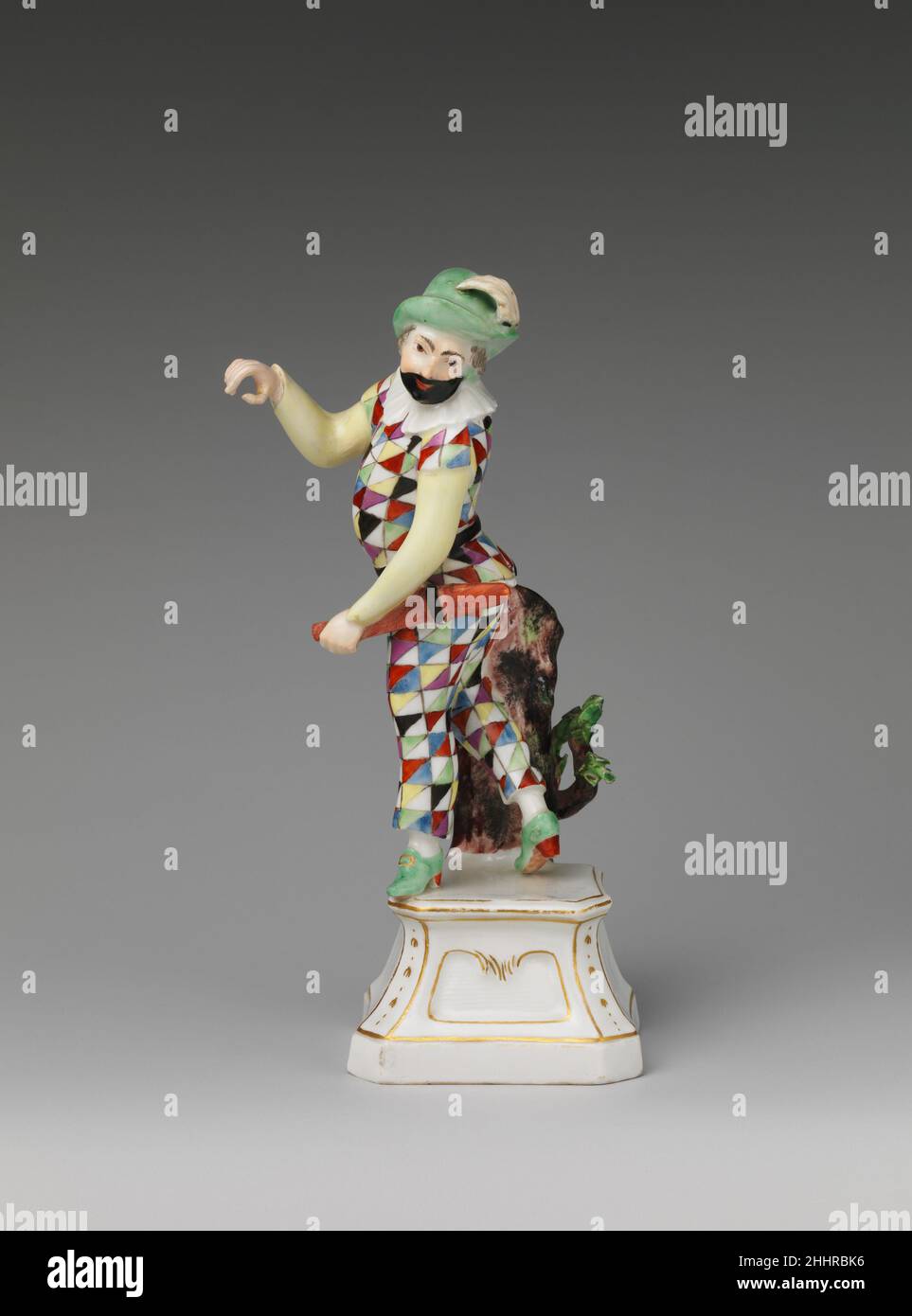 Arlequin ca.1750–53 Höchst Manufactory la quatrième usine en Europe à produire de la porcelaine à pâte dure a été créée en 1746 dans la ville de Höchst, située à l'ouest de Francfort.[1] elle a été fondée par le potier Adam Friedrich von Löwenfinck (allemand, 1714–1754) et deux partenaires commerciaux,L'OMS a soumis une proposition cette année-là à l'électeur de Mayence, Johann Friedrich Carl von Ostein (1689-1763), dans le domaine de Höchst, demandant le privilège de fabriquer de la porcelaine.Les trois hommes se sont rapidement vu accorder le privilège, qui leur a non seulement donné le droit exclusif de produire de la porcelaine Banque D'Images