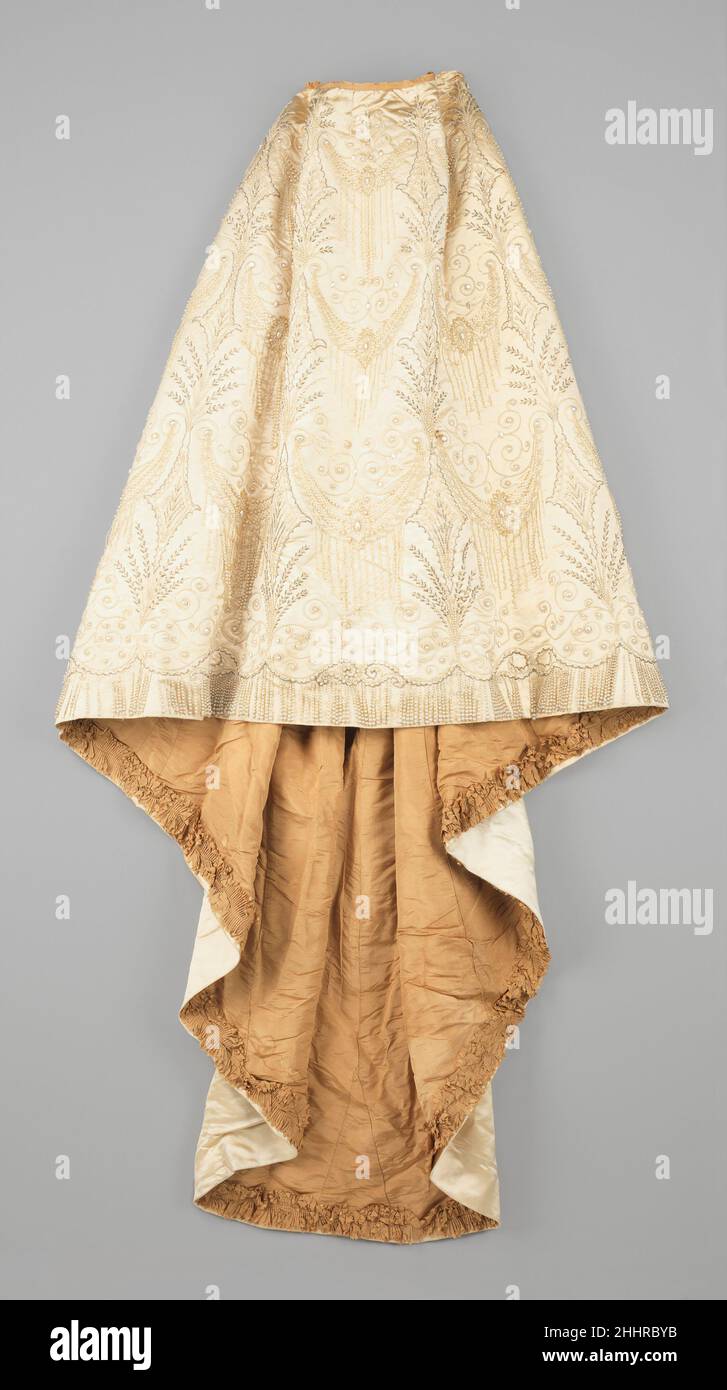 Robe de soirée ca.1895 House of Worth Français Charles Frederick Worth est né en Angleterre et a passé son jeune adulte à travailler pour des marchands de textile à Londres tout en étudiant l'histoire de l'art dans les musées.En 1845, il déménage à Paris et travaille comme vendeur et couturier avant de s'associer avec Otto Bobergh pour ouvrir la boutique de couture, Worth et Bobergh, en 1858.Ils ont rapidement été reconnus par la royauté et un grand succès suivi.En 1870, Worth est devenu le propriétaire unique de l'entreprise.Dans son magasin, Worth Fashioned a réalisé des créations qu'il a ensuite montré aux clients sur des modèles en direct.Les clients pourraient Banque D'Images