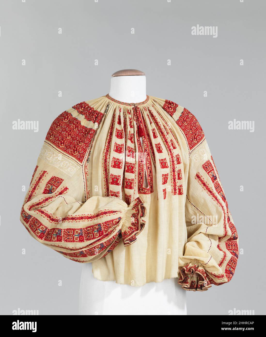 Blouse quatrième quart 19th siècle roumain la disposition de broderie sur ce chemisier est distinctement roumain.Des bandes denses de motifs géométriques sur les épaules et des bandes verticales en dessous alternant avec des bandes de drawnwork sont typiquement roumains.L'amitié d'Henri Matisse avec le peintre Teodor Pallady a suscité son intérêt pour le costume folklorique roumain.Ce type de blouse était un thème récurrent dans l'œuvre de Matisse.cet objet a été recueilli par Stewart Culin (1858-1929) lors d'une expédition de collection en 1921.Culin a été le premier conservateur d'ethnologie du Brooklyn Museum, en service de 1903 à 1929.POS Banque D'Images