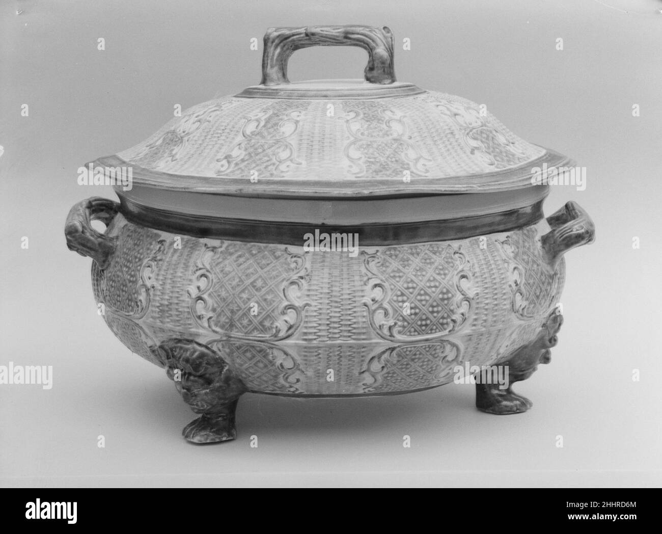 Soupe Tureen ca.1760 Grande-Bretagne (marché américain).Soupe Tureen.Britannique (marché américain). CA.1760. Grès.Fabriqué à Staffordshire, Angleterre Banque D'Images