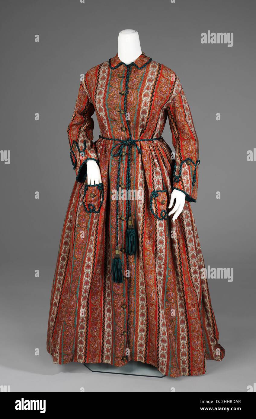 Robe de chambre ca.1875 American vu ici est une robe de chambre  quintessence de l'époque avec des poignets de style militaire, une ceinture  en cordon et un motif cachemire.C'était un style populaire