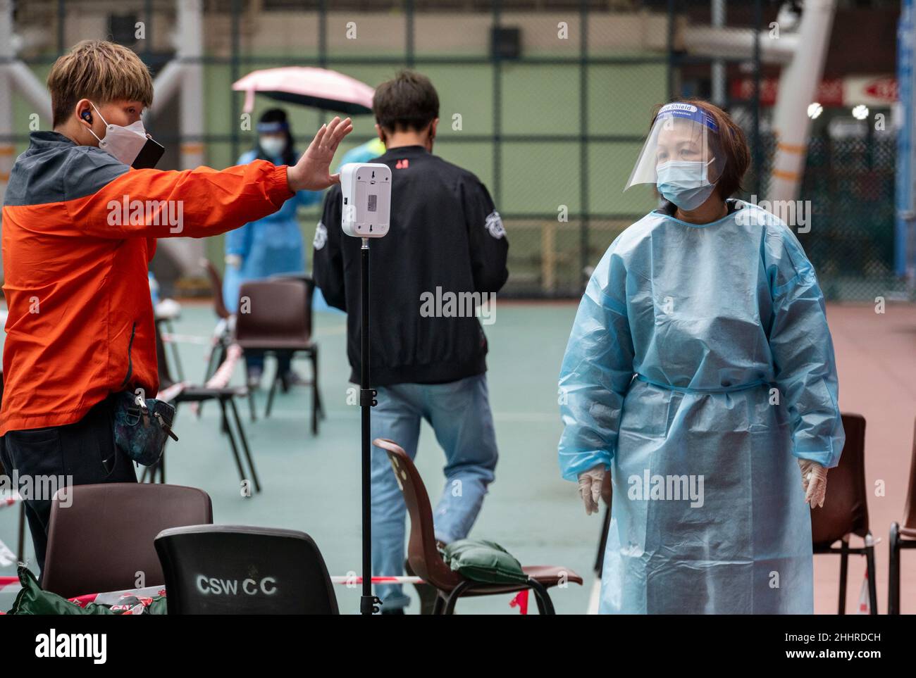 Hong Kong, Chine.25th janvier 2022.Un résident vu avec un agent de santé dans un centre de dépistage du coronavirus Covid-19 après une augmentation d'un grand nombre de cas positifs au cours des derniers jours à Hong Kong.Crédit : SOPA Images Limited/Alamy Live News Banque D'Images