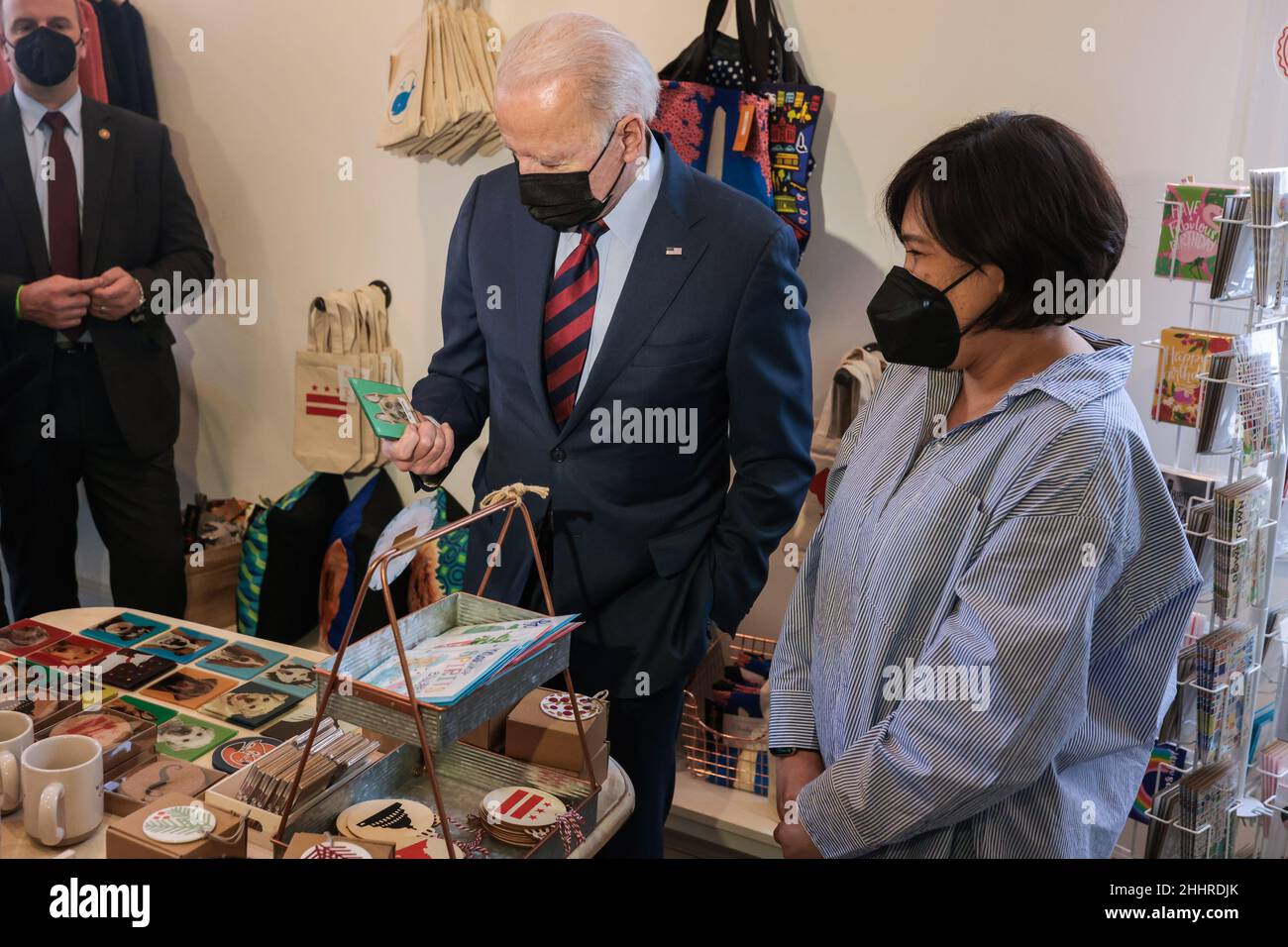 Le président Joe Biden regarde les mugs exposés à la boutique de(02)