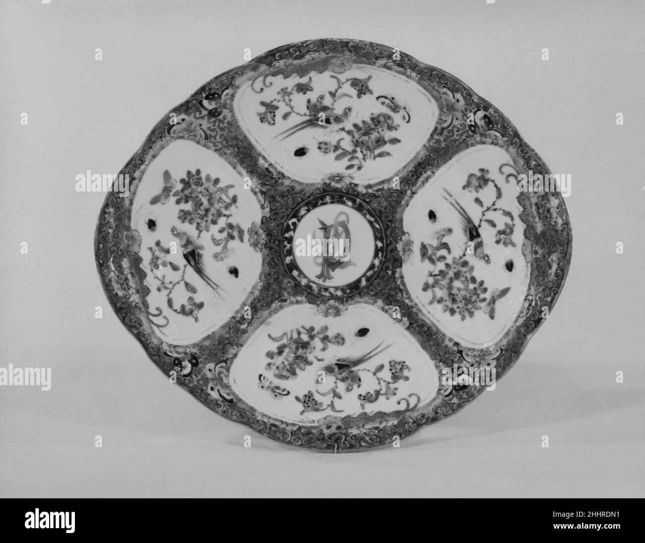 Plat ca.1860–66 Chinois, pour le marché américain.Plat.Chinois, pour le marché américain. CA.1860–66.Porcelaine.Fabriqué en Chine Banque D'Images