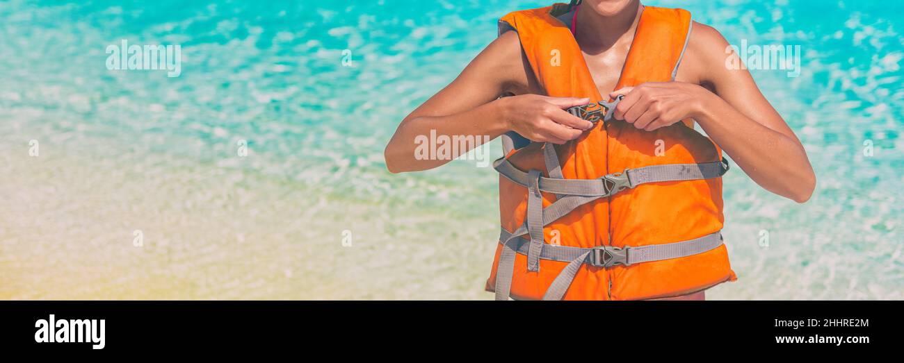 Femme de sports nautiques mettant sur la veste de sauvetage orange pour  satefy sur l'activité de l'océan.Recadrage de l'en-tête de bannière  Panorama.Style de vie sportif Photo Stock - Alamy