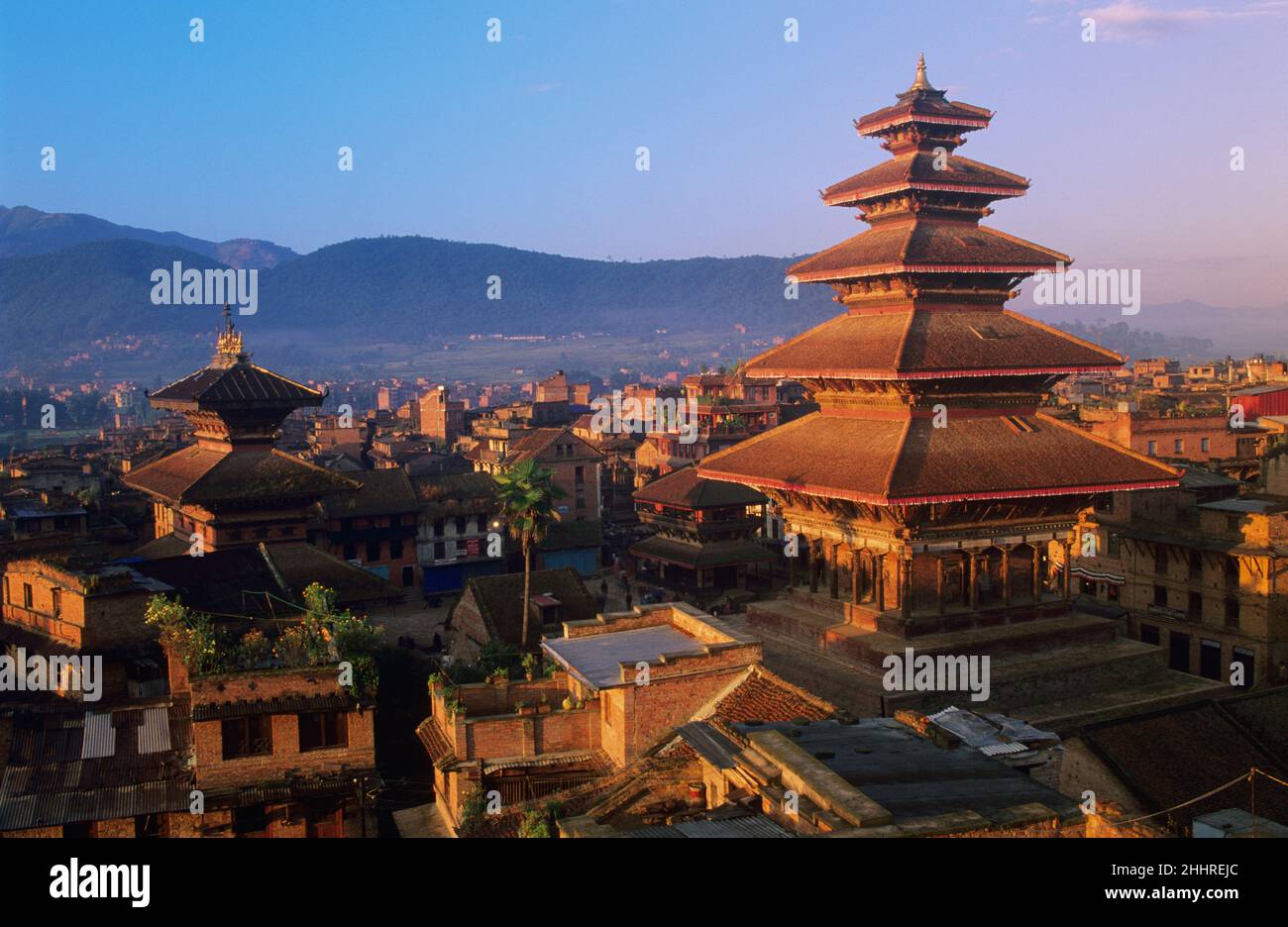 Vue en hauteur de la place Taumadhi et du temple hindou de Nyatapola, Bhaktapur, Népal Banque D'Images