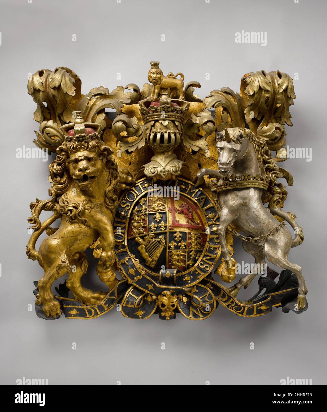 Panneau Armorial avec armoiries Stuart CA.1685–88 Britanniques les armes sont celles des souverains Stuart : James I, Charles I, Charles II et James IIPour des raisons stylistiques, ce panel est daté entre 1660 (début du règne de Charles II) et 1688 (fin du règne de Jacques II).Panneau d'Armorial avec blason Stuart.Britannique. CA.1685–88.Bois de pin, argent-parcelle et doré.Meubles en bois Banque D'Images