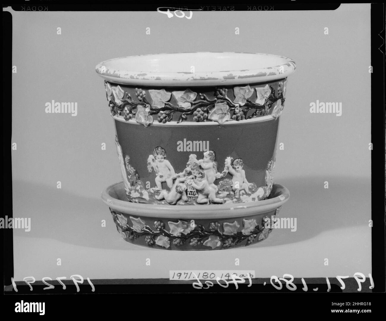 Cachepot 1775–1800 Grande-Bretagne (marché américain).Cachepot.Britannique (marché américain).1775–1800.Faïence.Fabriqué à Staffordshire, Angleterre Banque D'Images