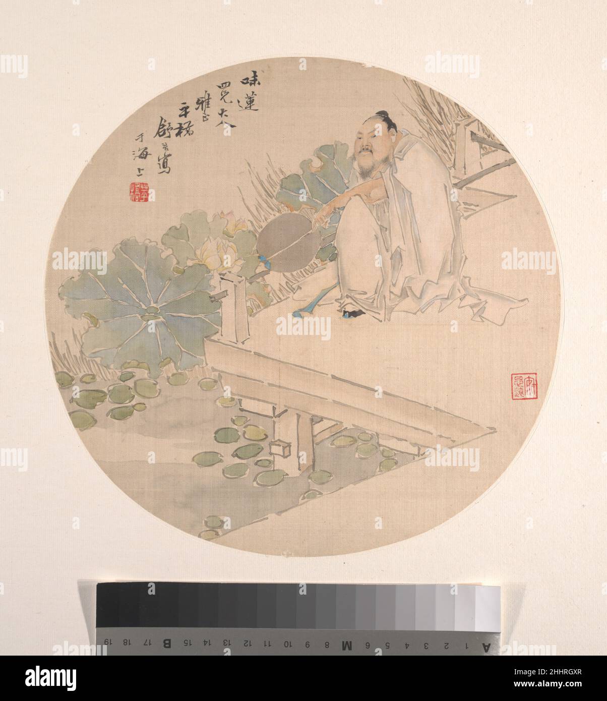 Admirer Lotus Shu Hao Chinois Xu Hao peint régulièrement des sujets de la littérature populaire, en utilisant un style de figure basé sur Chen Hongshou.Dans ce fan rond, il ramène sur terre le philosophe néo-confucianiste Song Zhou Dunyi (1017–73), auteur du célèbre essai admirant Lotus (1063).dans ce tableau, Zhou Dunyi tient un fan comme celui que la forme des images imite.Il n'y a pas de marque le long de la ligne centrale de la peinture pour indiquer que l'image a toujours servi de ventilateur réel, mais la consonance des formes rondes en feuilles de lotus, ventilateur et format est agréable.Admirer Lotus 36172 Banque D'Images